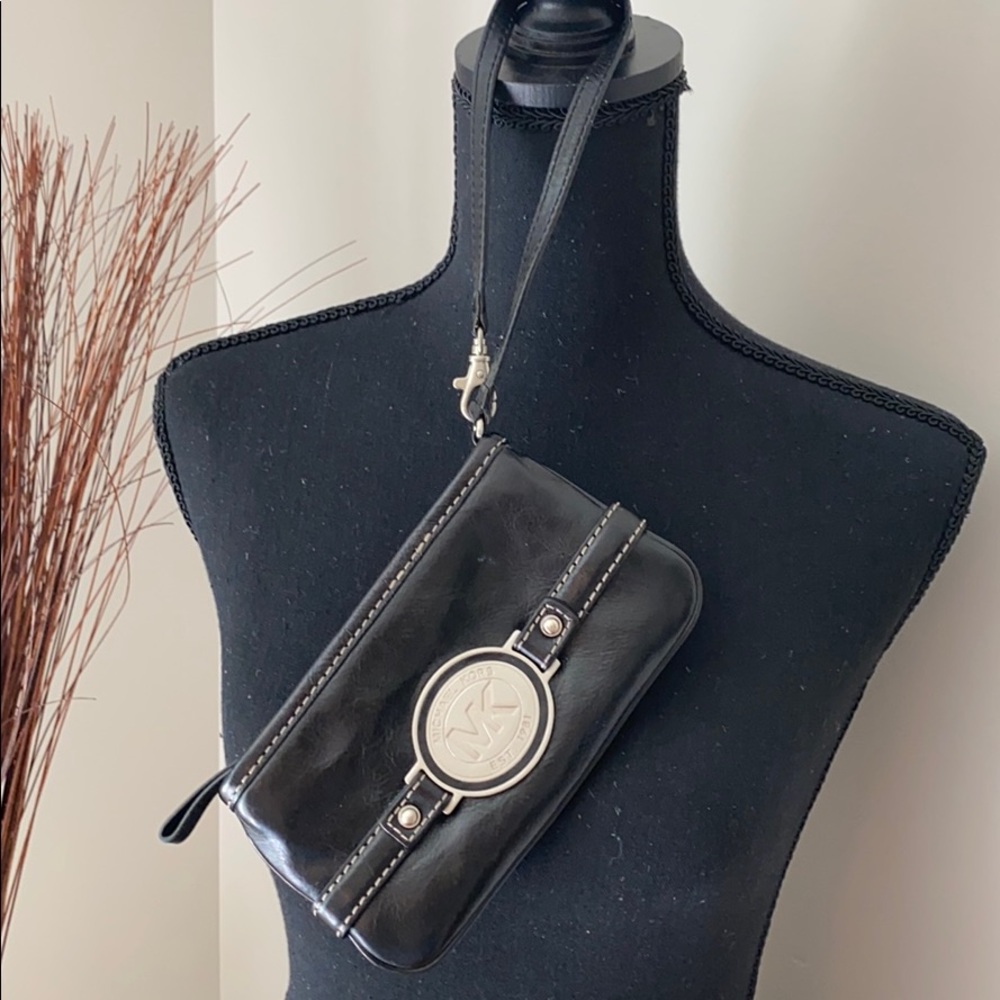 ▪️Michael Kors Wristlet